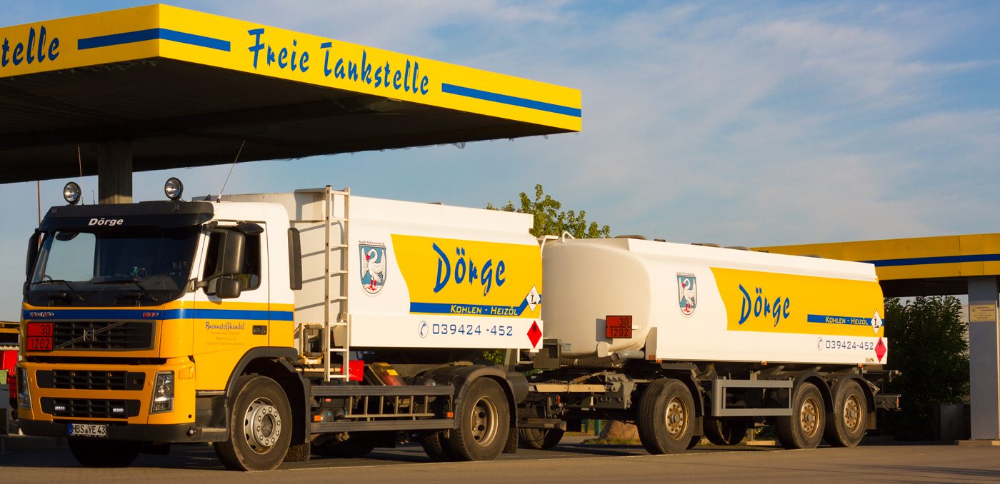 Tankwagen mit Anhänger der Firma Dörge an einer Tankstelle